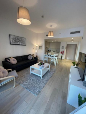 Daisy Hill 1BR Waters Edge Canal View Theme Parks Yas island
